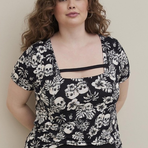 Torrid Black and White Floral Short Sleeve Tee - Picture 2 of 4